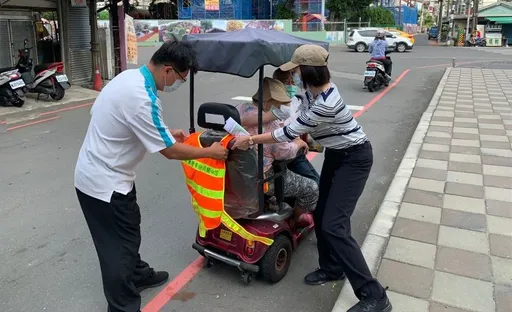 移動神主牌上路!71歲嬤「敞篷車」擊落女騎士 鬼切迴轉影片曝光