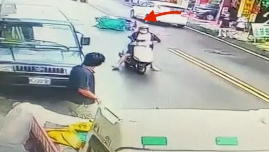 兩車相撞後，代步車也因此翻覆倒地。民眾提供