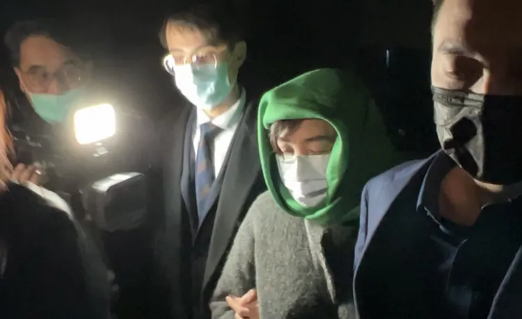 基亞董座張世忠的妹妹張姿玲(右二)50萬元交保。陳彩玲攝