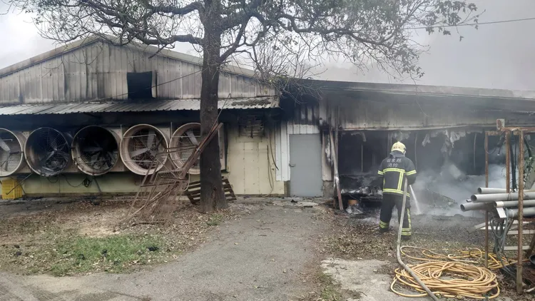 救災人員懷疑可能是抽風扇起火。苗栗縣消防局提供