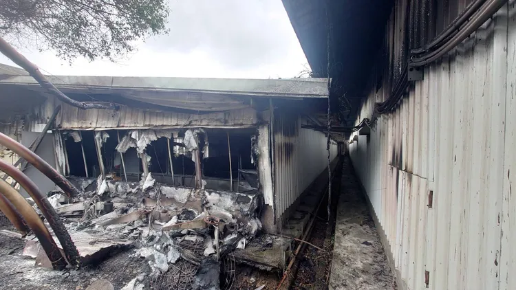大火將一棟雞舍燒毀。苗栗縣消防局提供