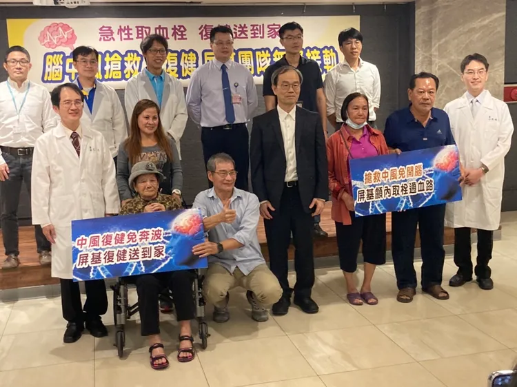 屏基醫療團隊與患、家屬合照。陳宏銘攝