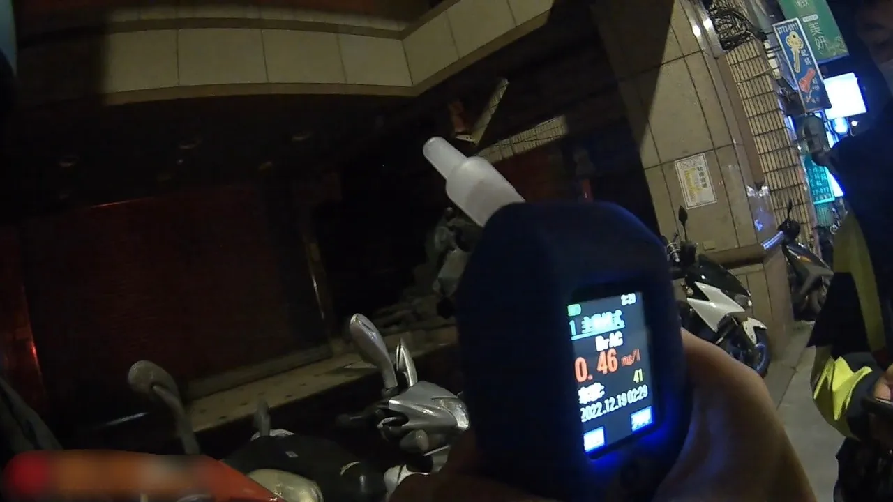 賴男酒測值超標，被依現行犯逮捕。翻攝畫面