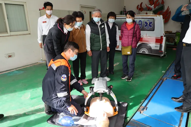 徐紅來最後決定捐可以執行各種救災勤務的「消防救災車」，執行失去意識需緊急壓胸的「自動心肺復甦機」。新竹縣政府提供