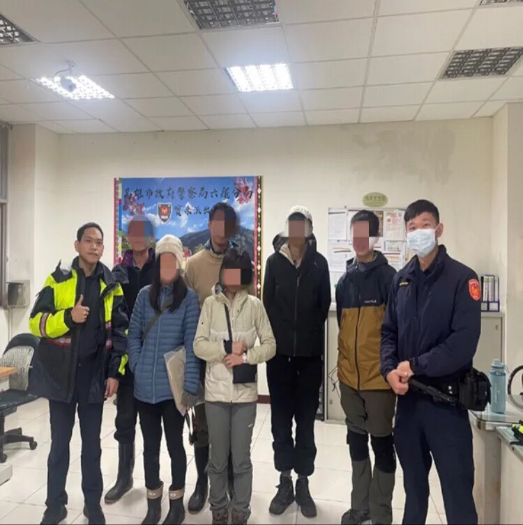 柯姓男子等人脫困後，直向警方道謝。讀者提供