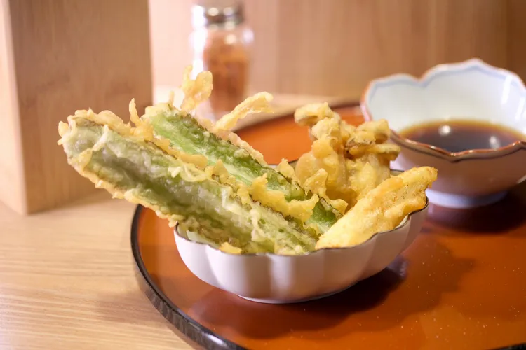 唐揚季節蔬菜是新推出的炸物選項，可沾佐特製醬更添爽口。陳志淵攝