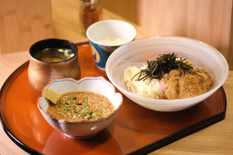 九州手延冷沾素麵以進口素麵，搭著特製沾佐醬汁，一旁還有炙燒雞腿。陳志淵攝