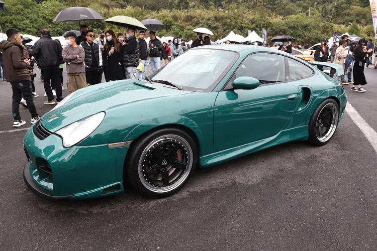 外觀採取復古風味十足的綠色裝扮。翁玉信攝