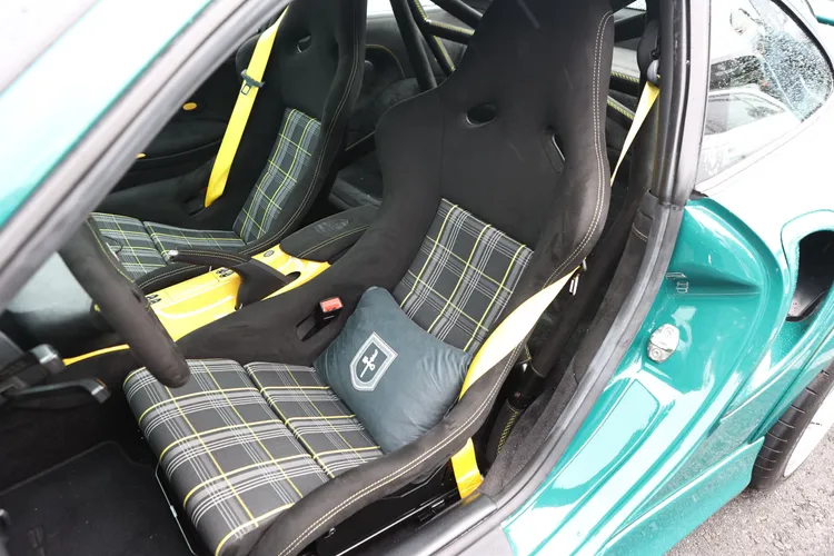 賽車椅與防滾架可對應賽道需求。翁玉信攝