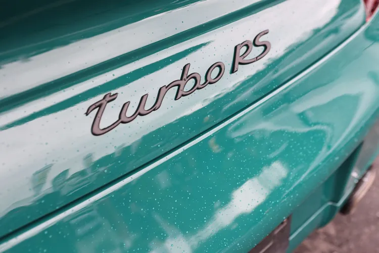 車尾標上特殊turbo RS字樣。翁玉信攝