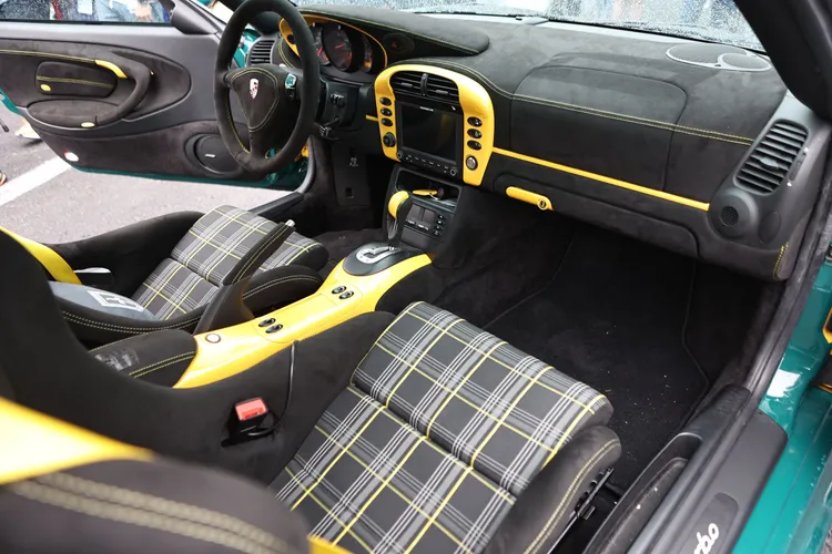 內裝配色亦經精心設計，凸顯強烈個人風格。翁玉信攝