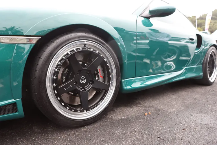 EMC兩片式鍛造輪圈是全車亮點。翁玉信攝