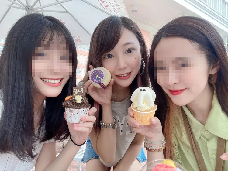 薛晴（中）外型亮麗，常在臉書分享趣味生活點滴。翻攝自臉書「配音員薛晴的白日夢日常」