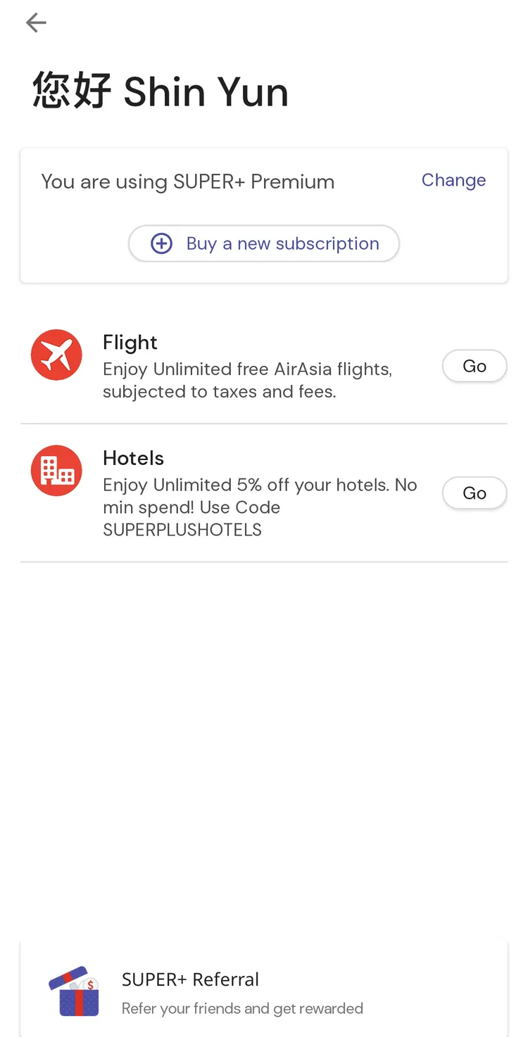 已購買「SUPER+ Premium」的會員會顯示「You are using SUPER+ Premium」字樣，下方有「航班(Flight)」與「飯店(Hotels)」兩個選項。翻攝AirAsia官網