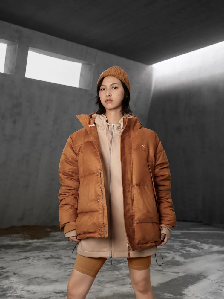 MMQ仿麂皮羽絨外套1萬2480元、毛帽1380元。品牌提供