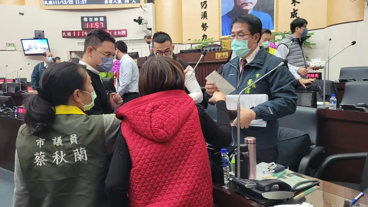 黃偉哲承諾，任內不審議61線快速道路以西太陽光電案，但議會通過相關規定會遵守。劉榮輝攝