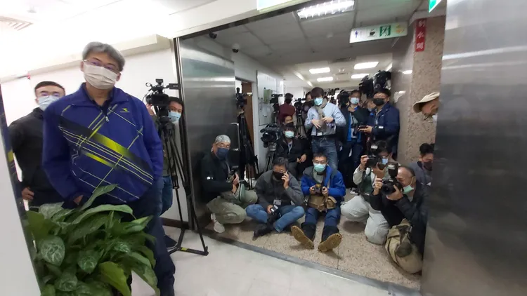 檢調蒐證，大批媒體現場守候。莊宗達攝