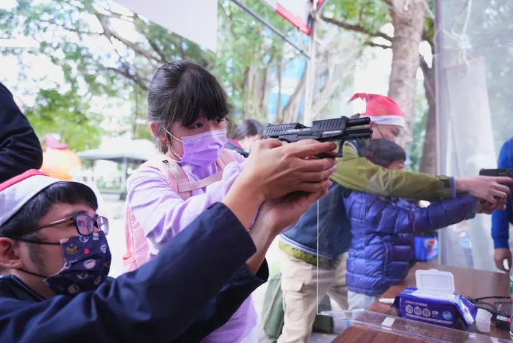 新北市婦幼隊設計的射擊體驗區，讓大人小孩都玩得很開心。新北警方提供