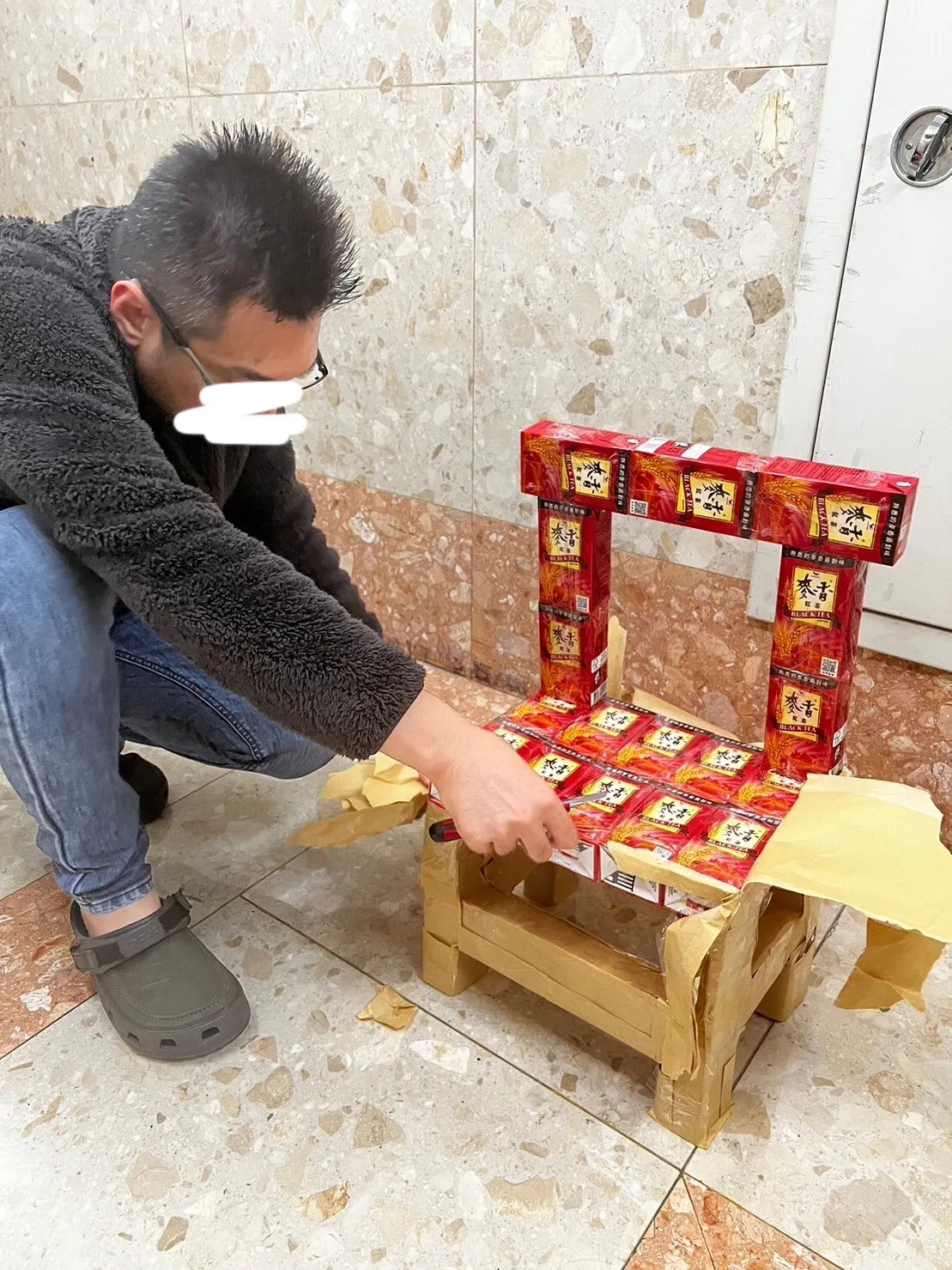 「椅子」拆開裡面是麥香紅茶。翻攝自爆廢公社