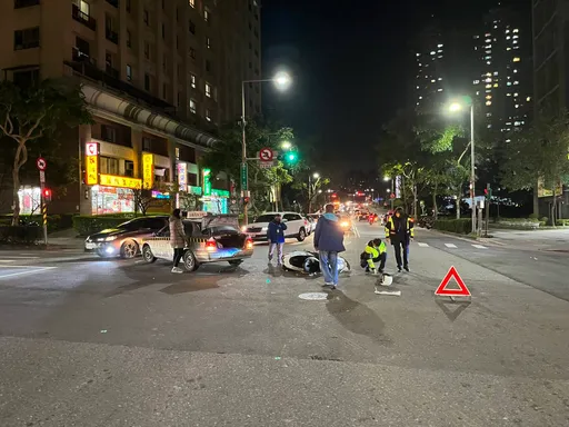 新手女駕教練車左轉未注意　擦撞男騎士倒地