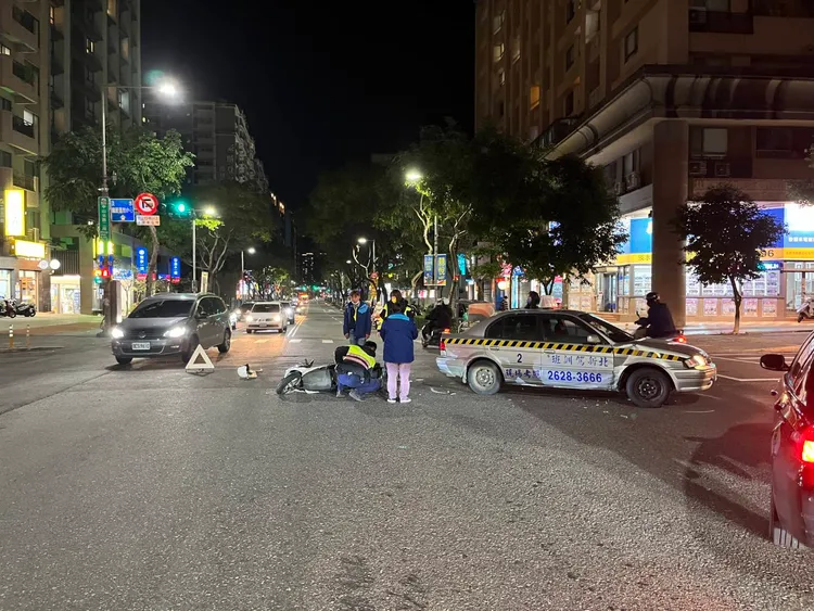 駕駛教練車的王女表示，因沒注意沒看到才會發生車禍。警方提供