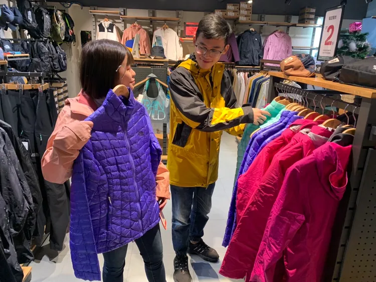 一天到晚要在外奔波送餐的外送員也搶搭保暖衣急凍下殺專案選購搶便宜。曾雪蒨攝