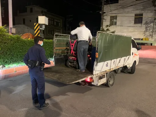 電動輪椅車寒夜沒電「顧路」 楊梅警暖心助老翁返家