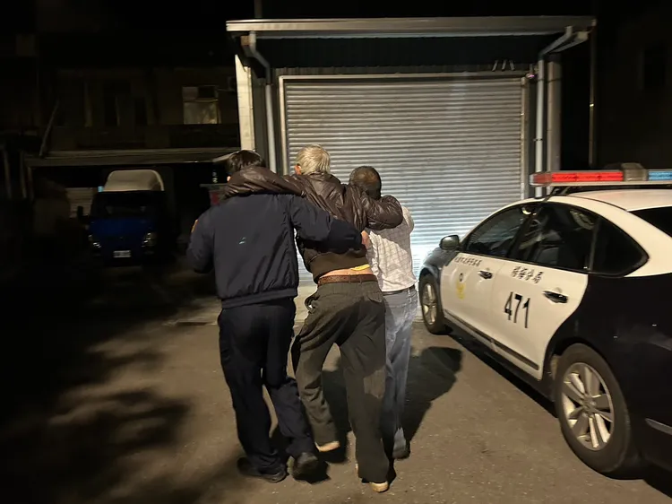 警方帶老翁返家休息。警方提供