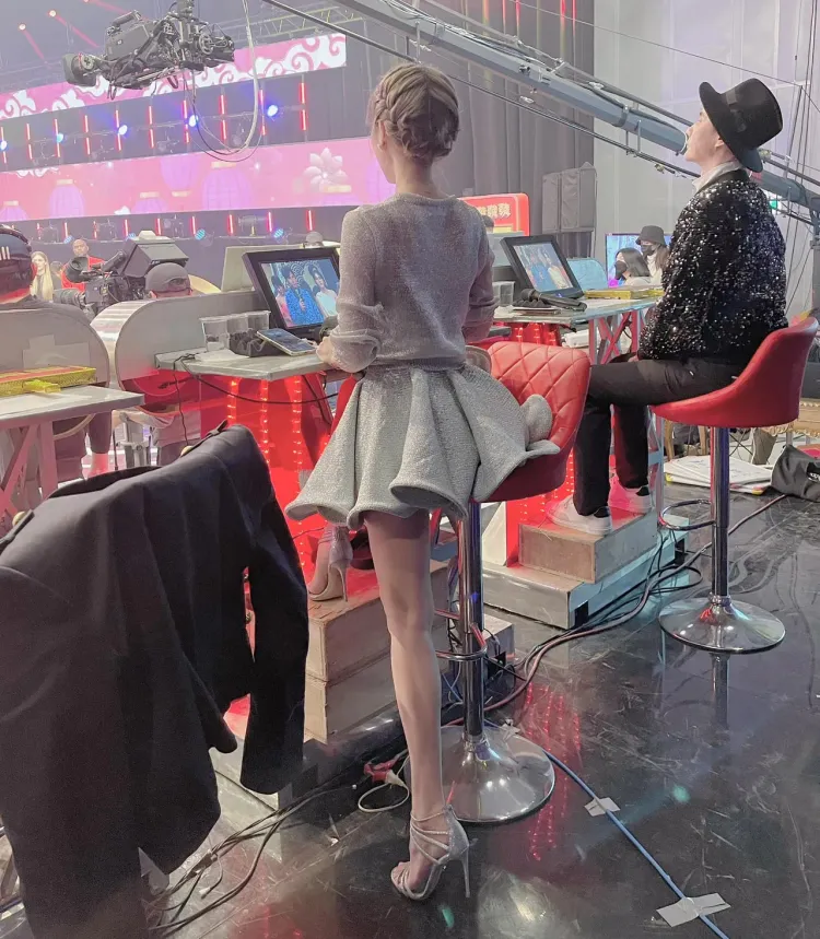 KIMIKO這張背影照更被網友誇像真人芭比，有著完美比例。引自KIMIKO臉書