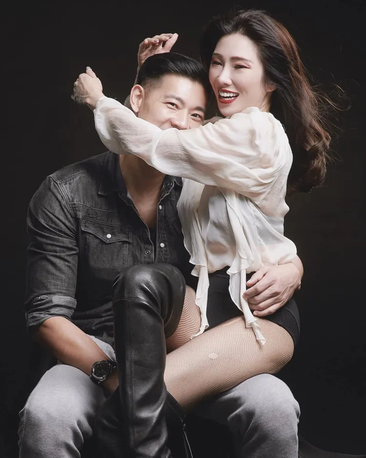 KIMIKO本來要曬的是老公鼓勵她的情話，但網友都樓歪看到她黑絲襪破了洞。引自KIMIKO臉書