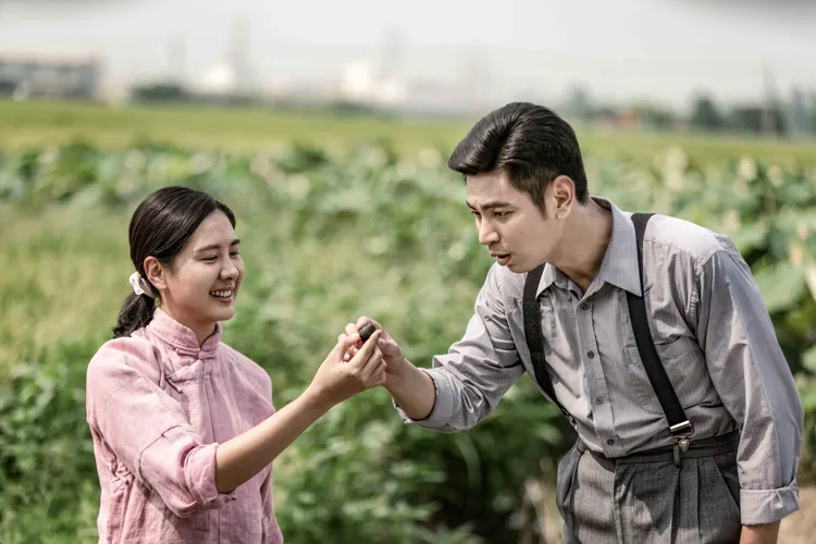 楊子儀（右）為傳宗接代，意外對安心亞有了自由戀愛的第一次心動。公視、禾豐製作提供