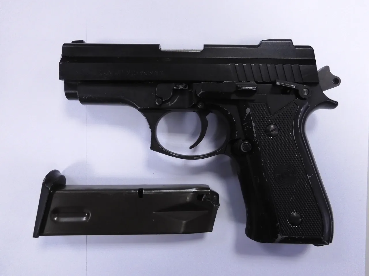 警方查扣改造手槍1把、子彈4顆。警方提供