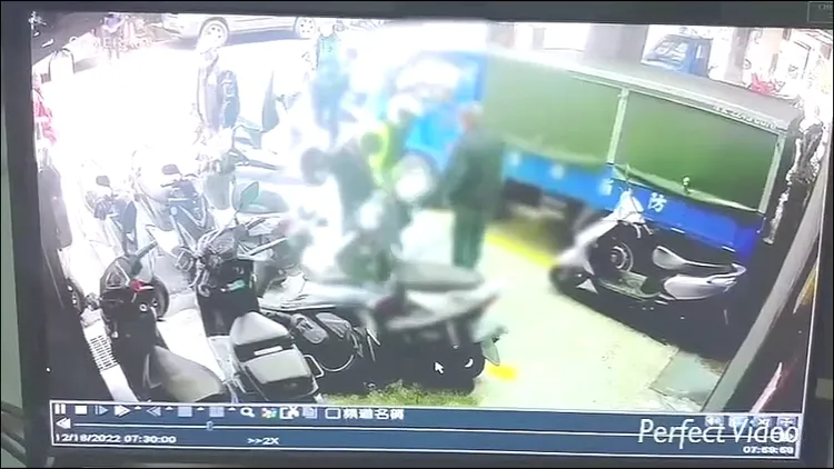 警方獲報將行搶的林男壓制後帶回所內偵辦。警方提供