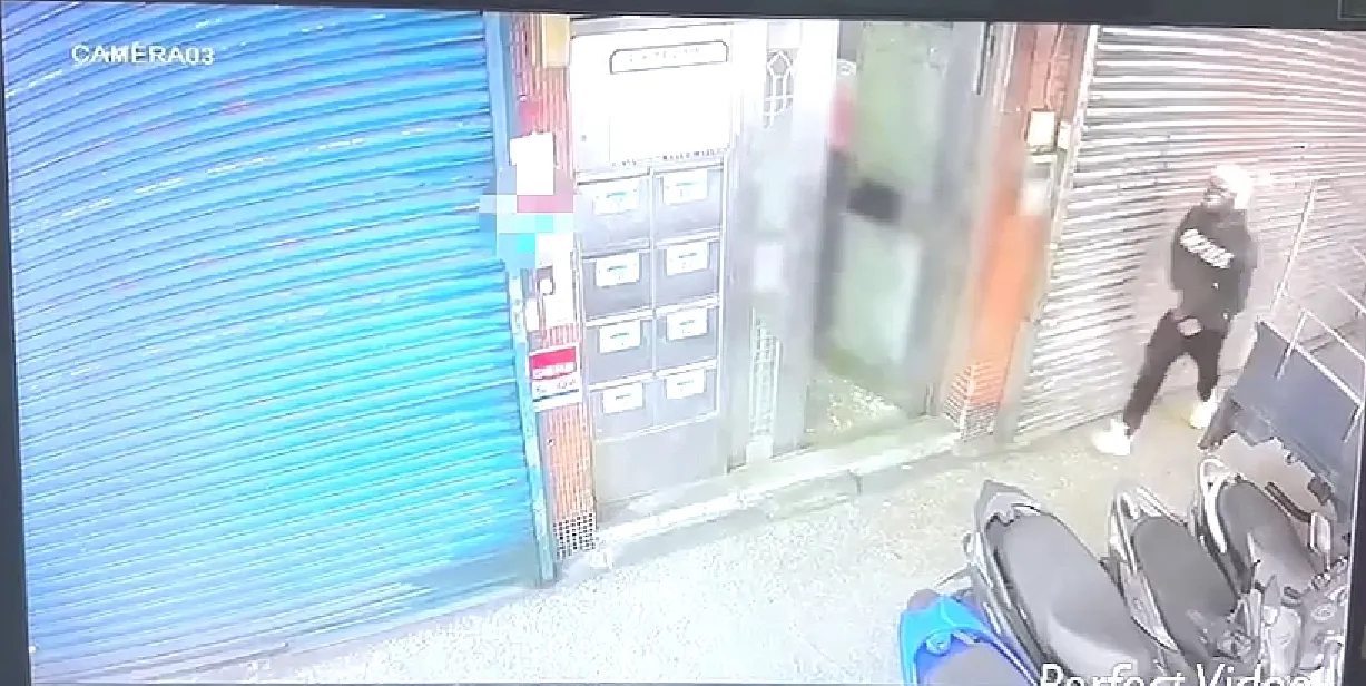 林男見呂男剛返家，持槍快步上前行搶。警方提供