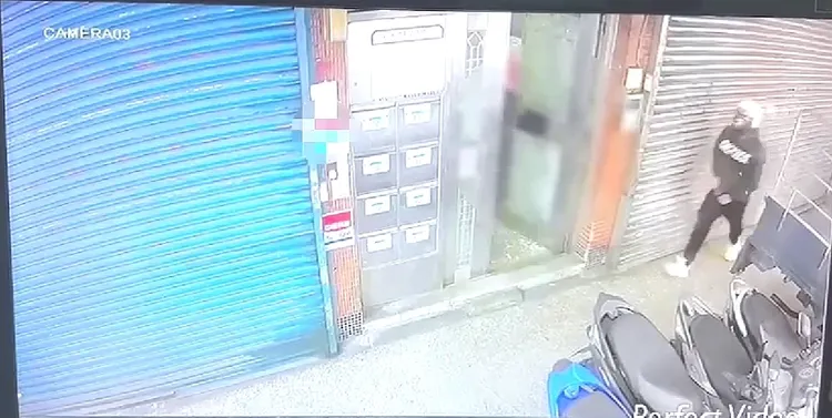 林男見呂男剛返家，持槍快步上前行搶。警方提供