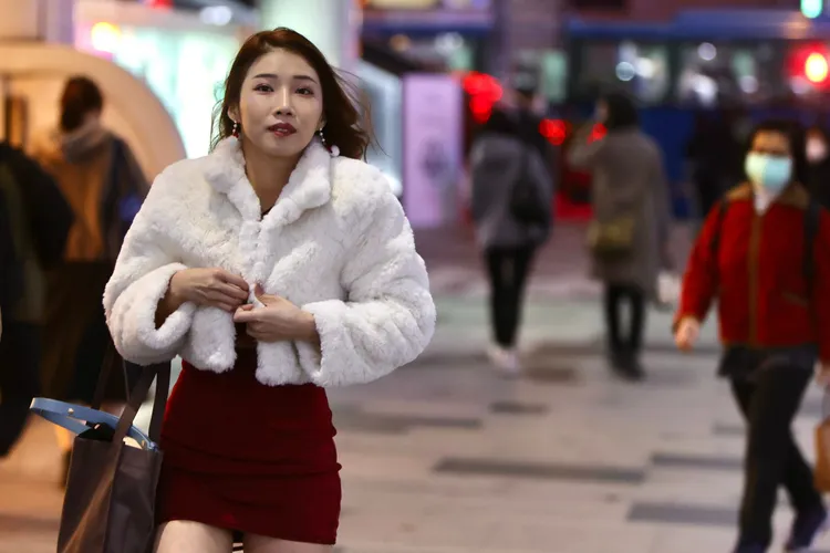 醫師點出，戶外除添加衣物，用暖暖包也有幫助。資料照，林林攝