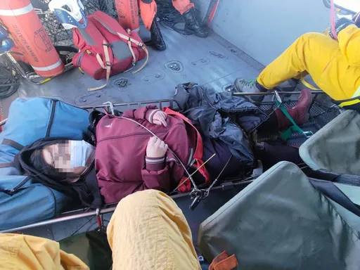 等了2天終於轉晴!白姑大山受困女山友 直升機成功吊掛救援