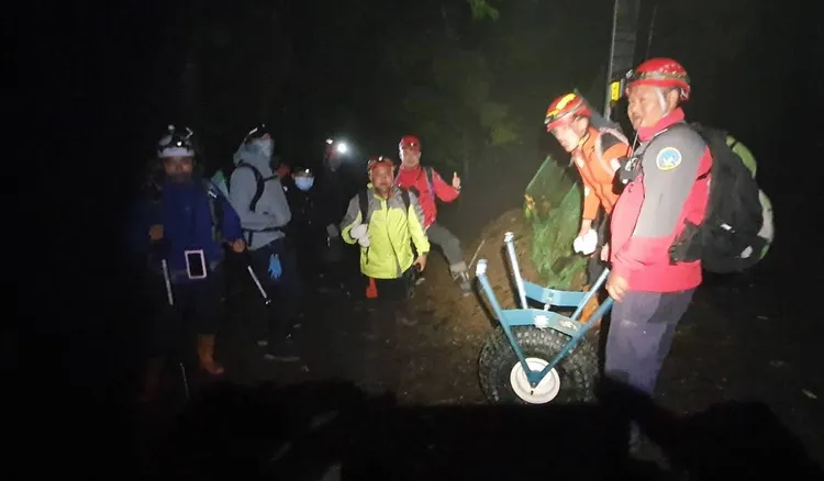 搜救人員在寒流低溫特報，頂著強風、黑夜挺進山區內救援。民眾提供
