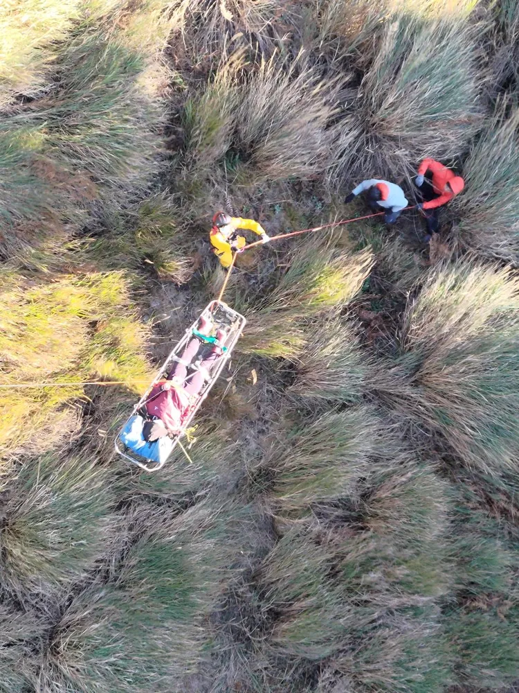 直升機飛抵松林營地，順利將女患者吊掛救援。民眾提供