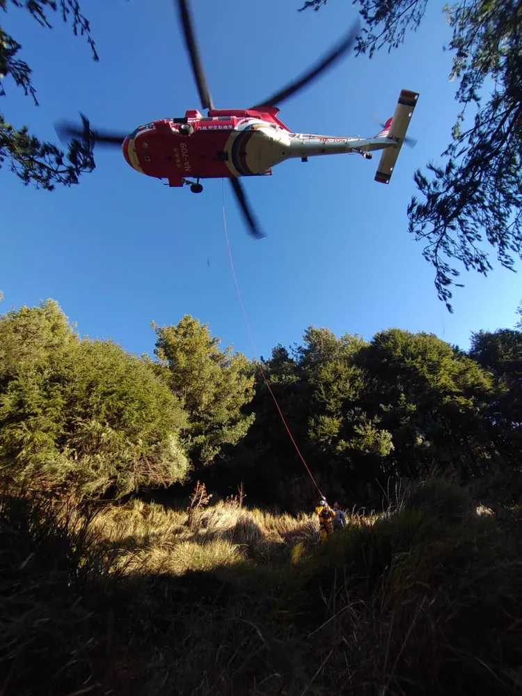 等了2天今日終於迎來好天氣，直升機也順利到場吊掛救援。民眾提供