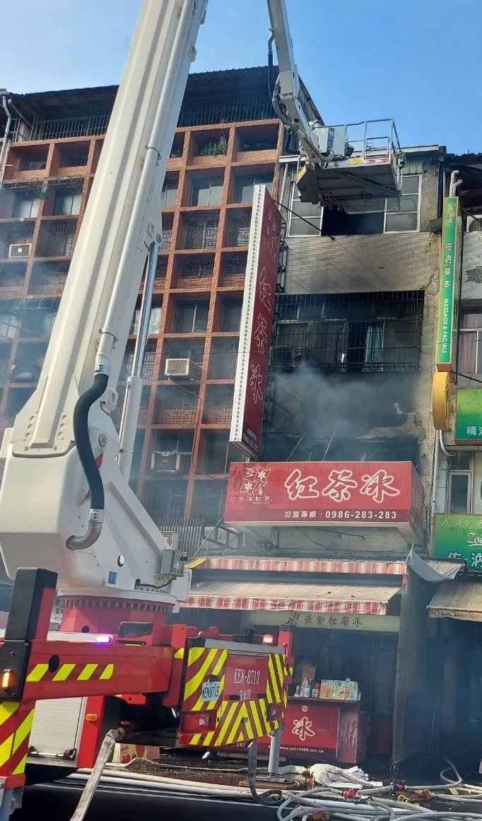 消防人員升起雲梯車，火勢在20分鐘撲滅。讀者提供