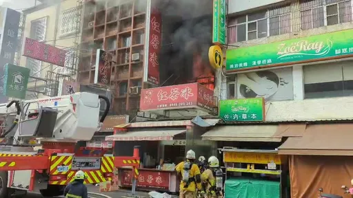 砰!買完飲料突爆炸 高雄自強夜市紅茶店火警2樓悶燒