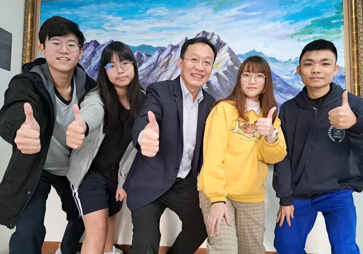 高雄中正高中陳冠中、黃恵珮、陸炳杉校長、顏妤芳、莊子緯(從左到右)。教育局提供