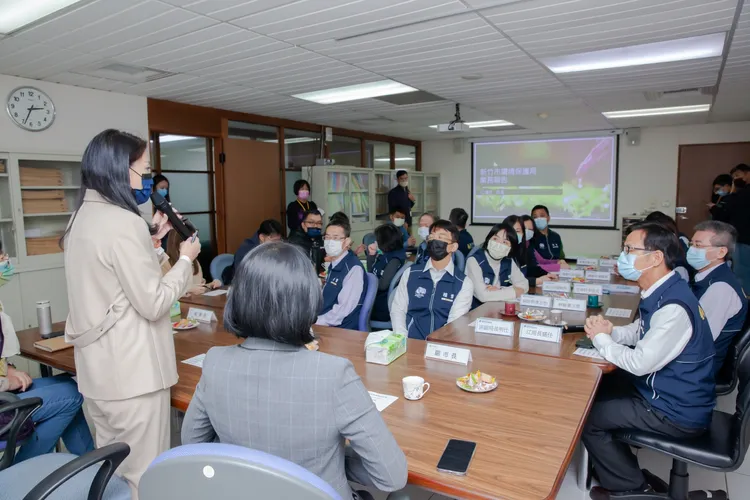新竹市長高虹安視察環保局，由環保局長進行簡報。新竹市政府提供
