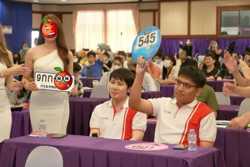 超神車牌號碼拍賣3712萬天價 舉牌Model表情好搶戲!