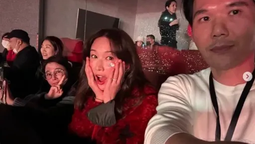 五月天大嫂團包廂迎女神 林志玲隔空伴夫翩然起舞