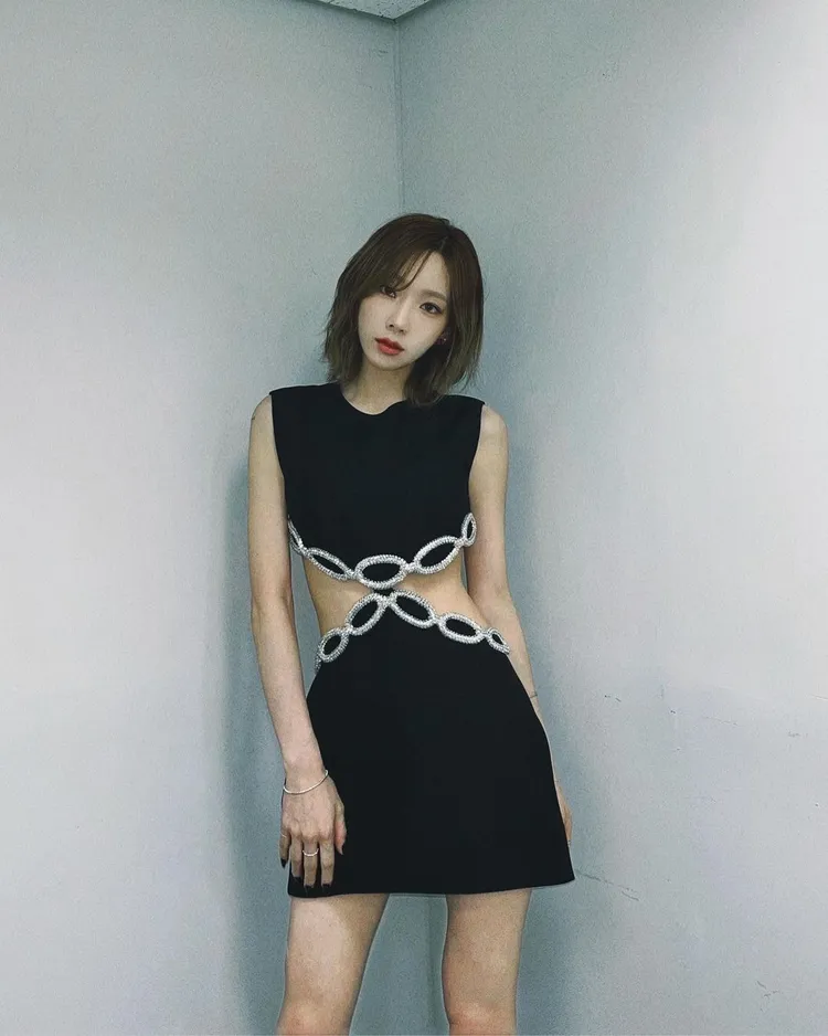 太妍驚人的螞蟻腰，穿上這件VALENTINO洋裝相當性感。翻攝taeyeon_ss IG