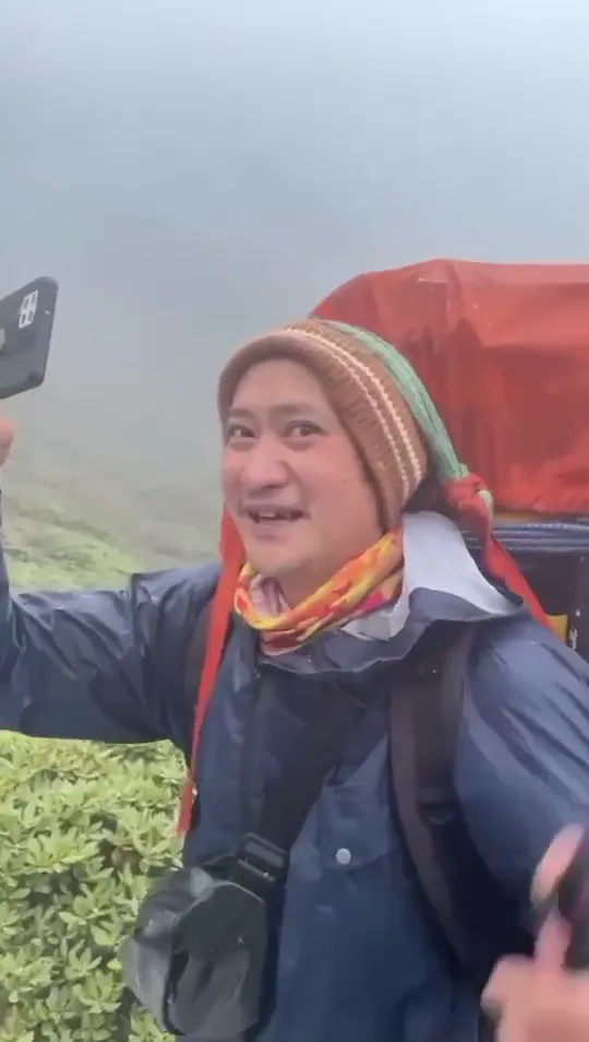 高山協作興奮拿出手機紀錄初雪景緻。布農卡里布灣登山社提供