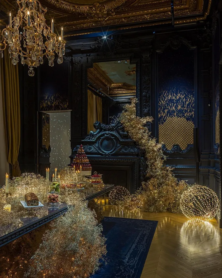 CHAUMET為日前在巴黎芳登廣場12號旗艦店內舉辦的晚宴，用燈光、植栽將歷史悠久的建築妝點出1座童話世界。翻攝chaumetofficial IG