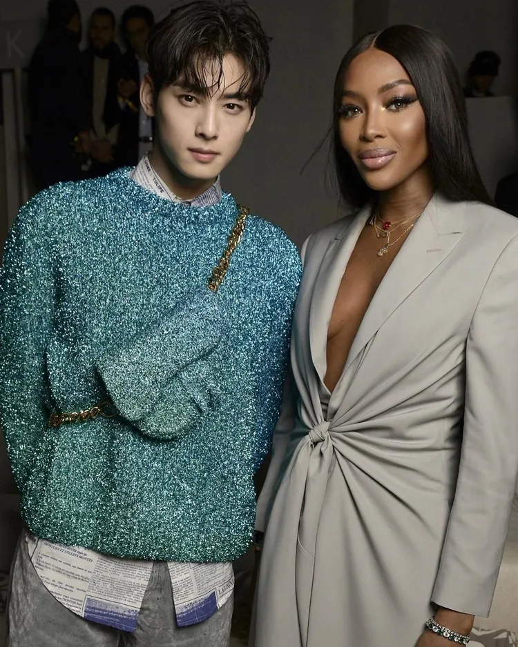 娜歐咪（右）曾在IG上分享多張與車銀優於法國精品DIOR埃及大秀上的同框合影。翻攝naomi IG